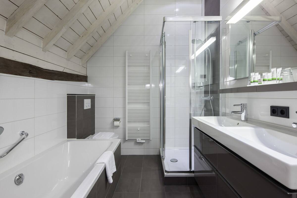 junior suite | bathroom | eco-friendly toiletries, hair dryer, towels