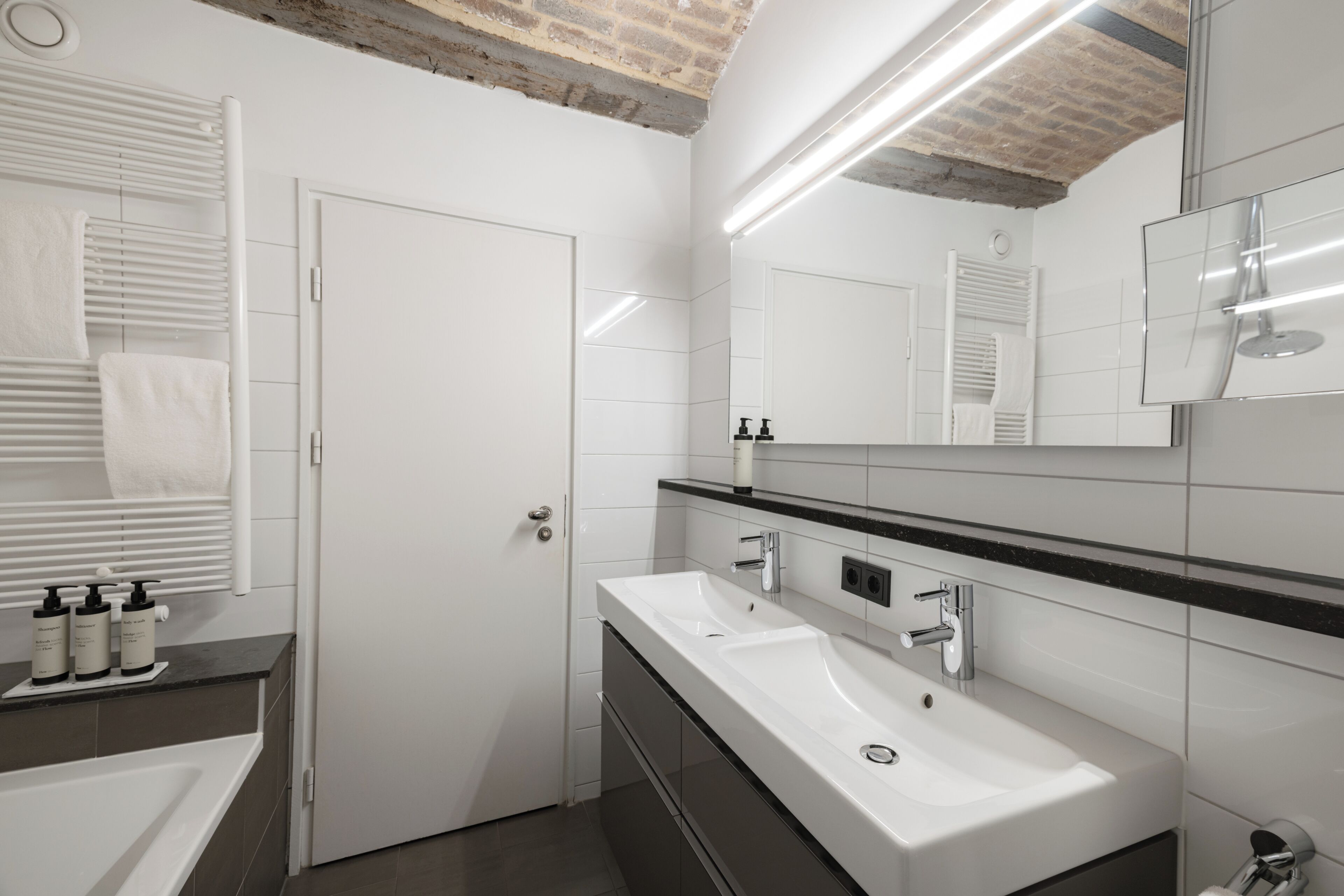 Premium-Zimmer | Badezimmer | Umweltfreundliche Kosmetikartikel, Haartrockner, Handtücher