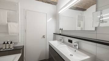Premium kamer | Badkamer | milieuvriendelijk toiletgerief, een haardroger, handdoeken