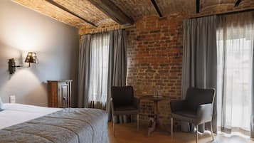 Habitación doble Deluxe | Ropa de cama de alta calidad y caja de seguridad en la habitación