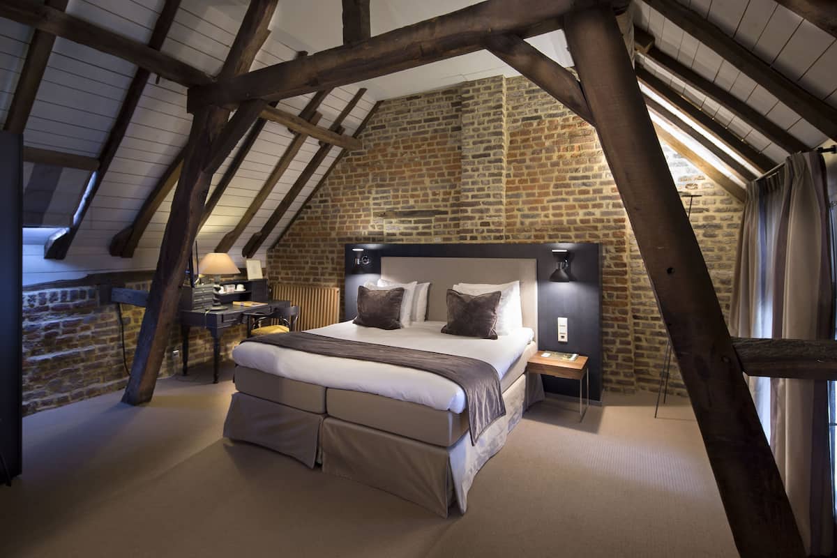 Premium bedding, in-room safe, individually decorated, free WiFi