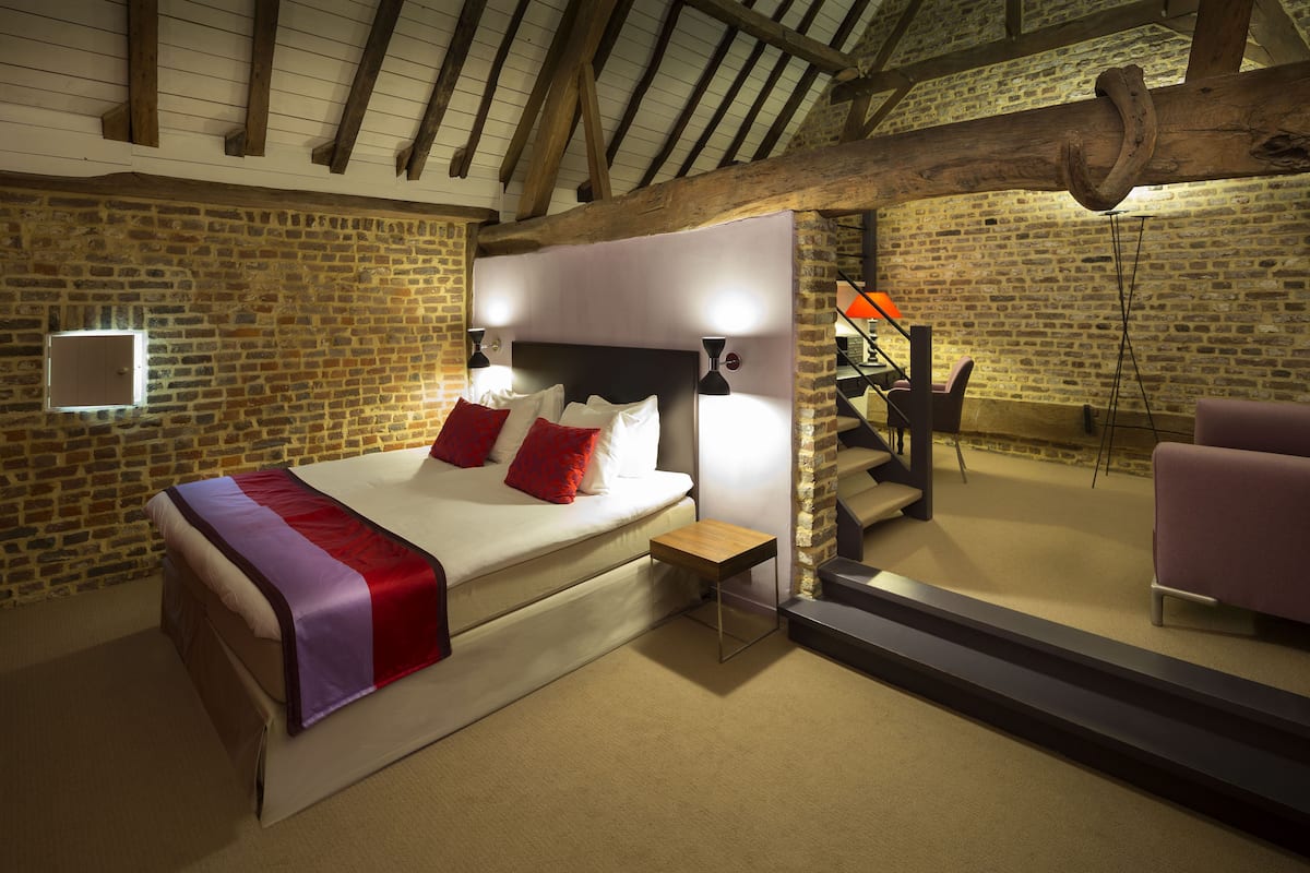 Premium bedding, in-room safe, individually decorated, free WiFi