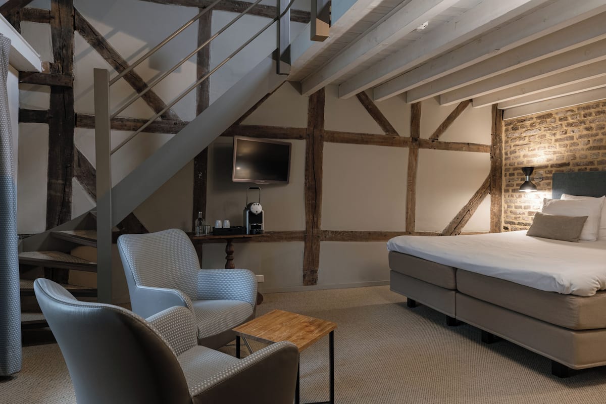 Junior Suite | Premium bedding, in-room safe, WiFi (free), individually decorated