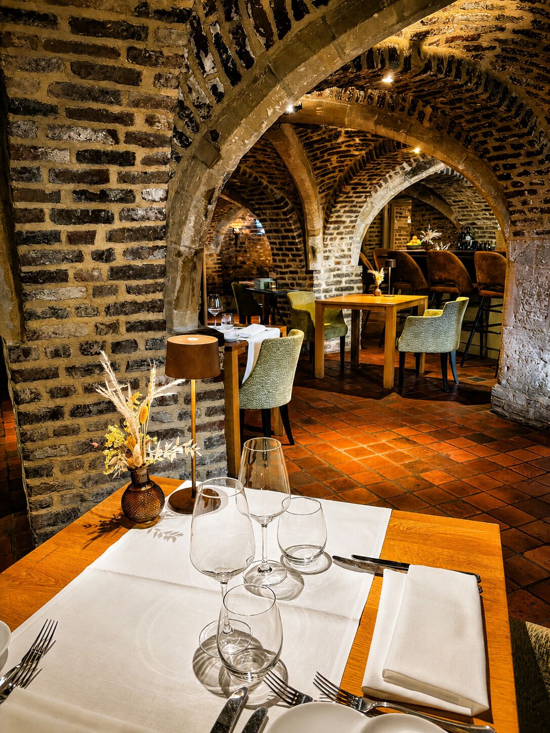 2 restaurants servant le déjeuner et le dîner