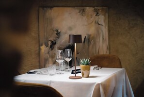 2 restaurants; ze serveren er lunch en diner 