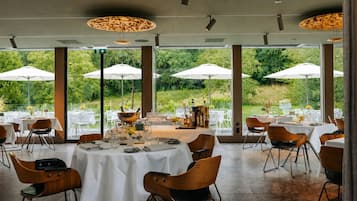 2 restaurantes: opção de almoço e jantar