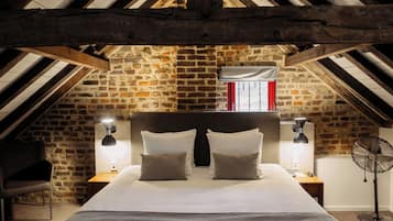 Deluxe tweepersoonskamer | Luxe beddengoed, een kluis op de kamer, individueel gedecoreerd