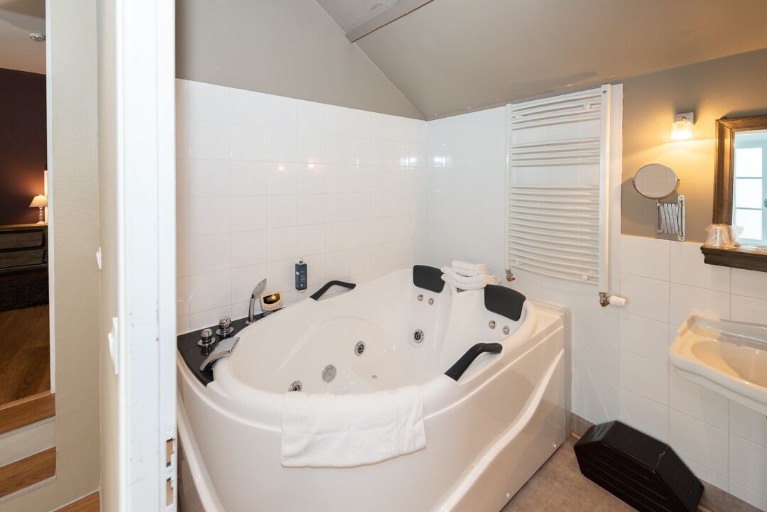 junior suite (balneo) | bathroom | free toiletries, hair dryer, children's dressing gowns, towels