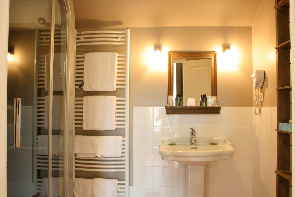 superior double room | bathroom | free toiletries, hair dryer, children's dressing gowns, towels