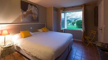 Standard Room | Premium bedding, in-room safe, individually decorated, desk