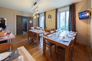 Café da manhã com buffet todos os dias (EUR 12.50 por pessoa)