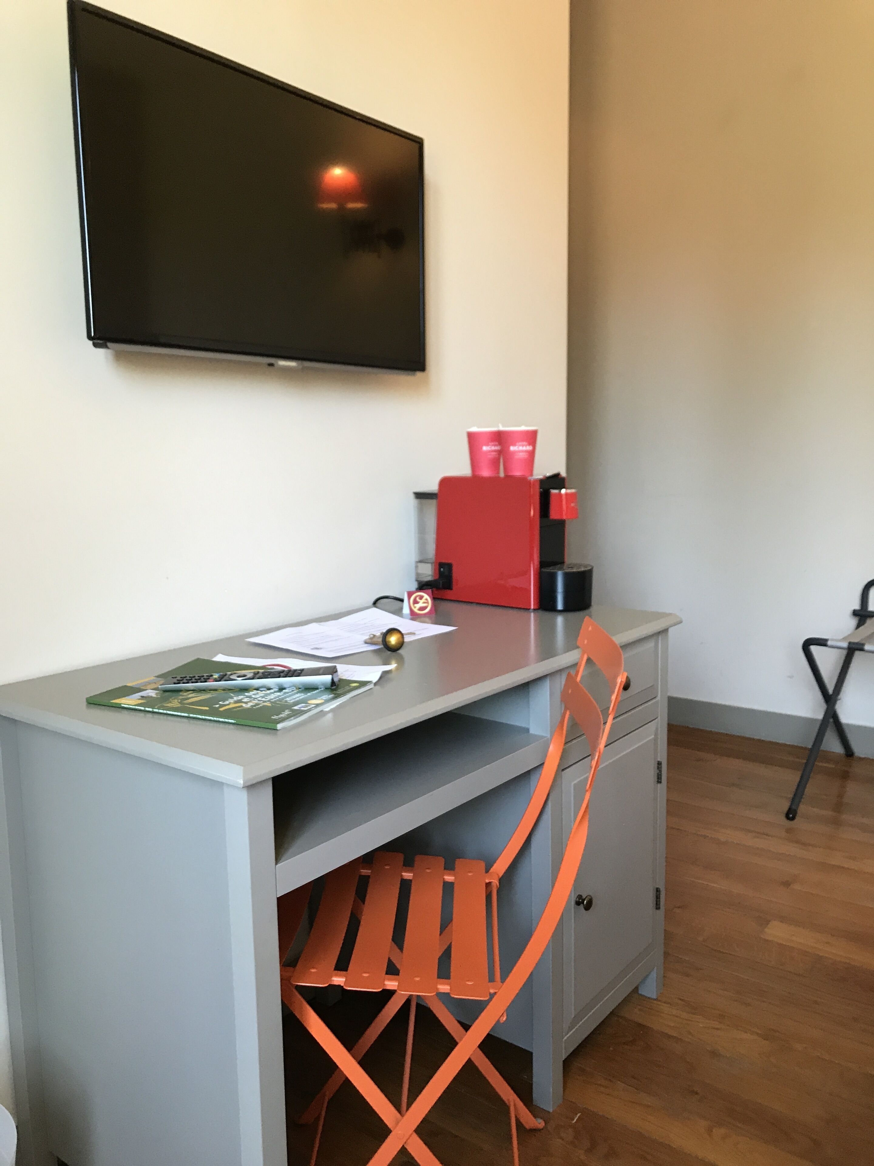 superior room | television