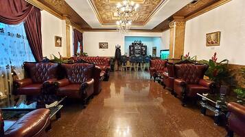 Sert le petit déjeuner, le déjeuner et le dßner