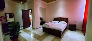 Minibar, in-room safe, desk, free WiFi - Sochi Palace Hotel (Yerevan)