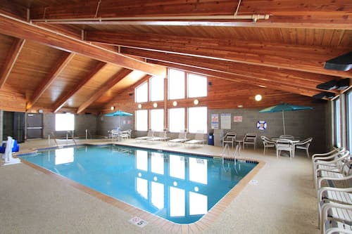 Una piscina cubierta