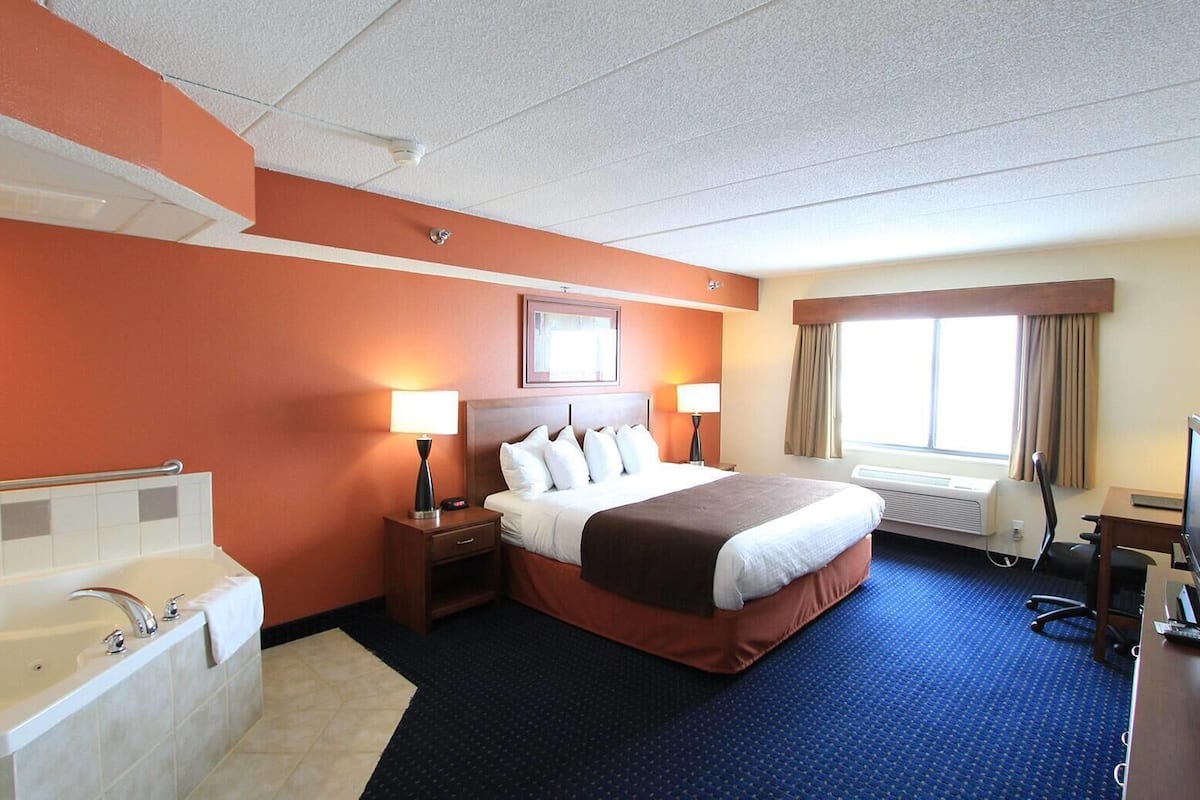 studio suite, 1 king bed, non smoking | individually decorated, individually furnished, desk, blackout curtains