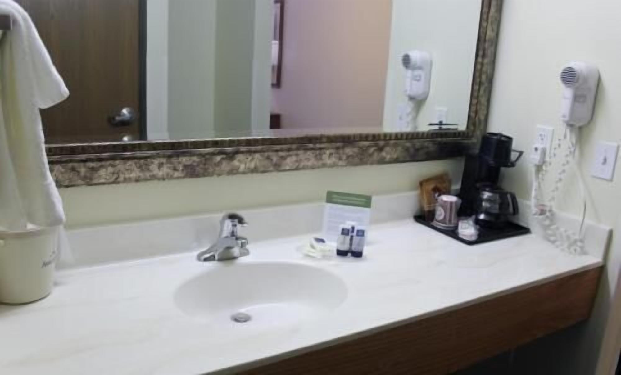 Baño | Tina con regadera, amenidades de baño gratuitas, secadora de cabello 