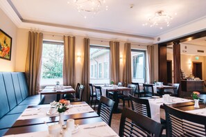 Daily buffet breakfast (EUR 16 per person) - HOTEL KOCKS am Mühlenberg (Muelheim an der Ruhr)
