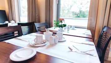Petit déjeuner buffet (16 EUR par personne)