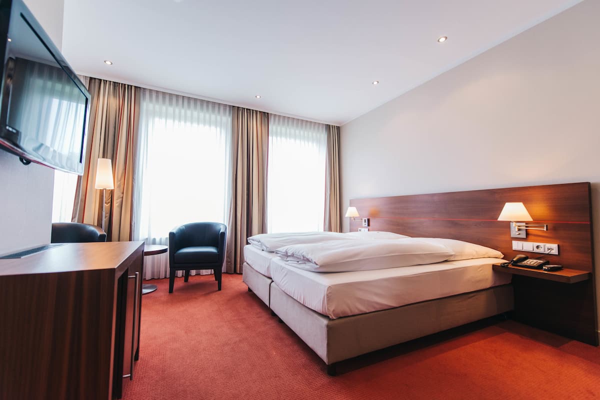 Hypo-allergenic bedding, minibar, in-room safe, desk