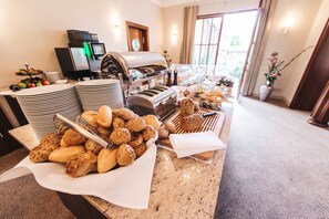 Petit déjeuner buffet (16 EUR par personne)