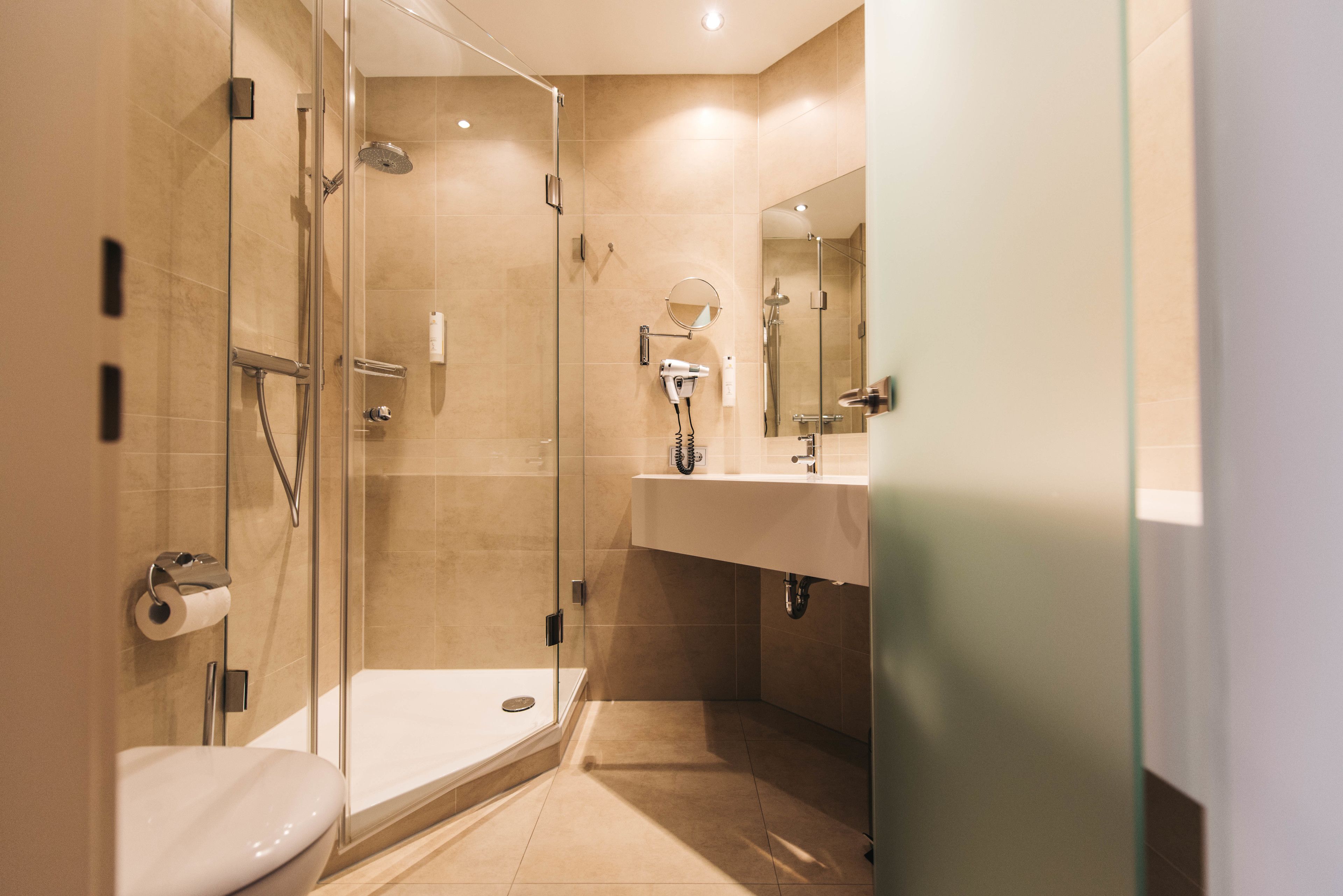 Einzelzimmer | Badezimmer | Haartrockner, Handtücher
