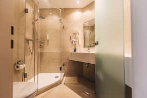 Single Room | Bathroom | Hair dryer, towels - HOTEL KOCKS am Mühlenberg (Muelheim an der Ruhr)