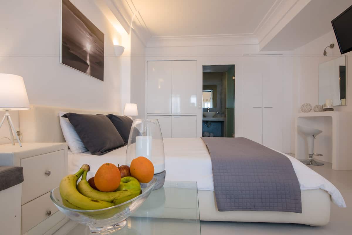 Executive Suite, Jetted Tub, Sea View | 1 bedroom, in-room safe, individually decorated, individually furnished