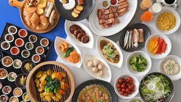 2 restaurantes, se sirven desayunos, comidas, cenas y cocina regional