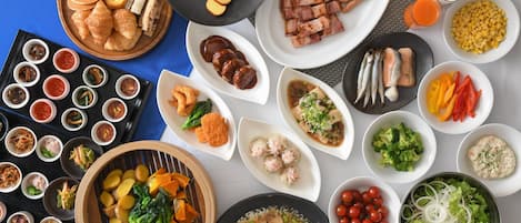 2 か所のレストラン、朝食、ランチ、ディナーに営業 (郷土料理)