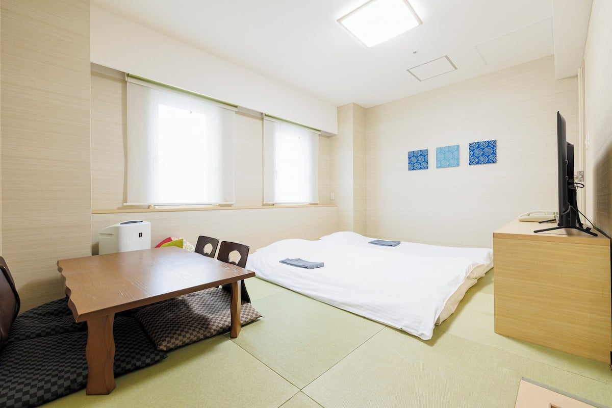 Chambre Premium, plusieurs lits | Coffres-forts dans les chambres, bureau, rideaux occultants