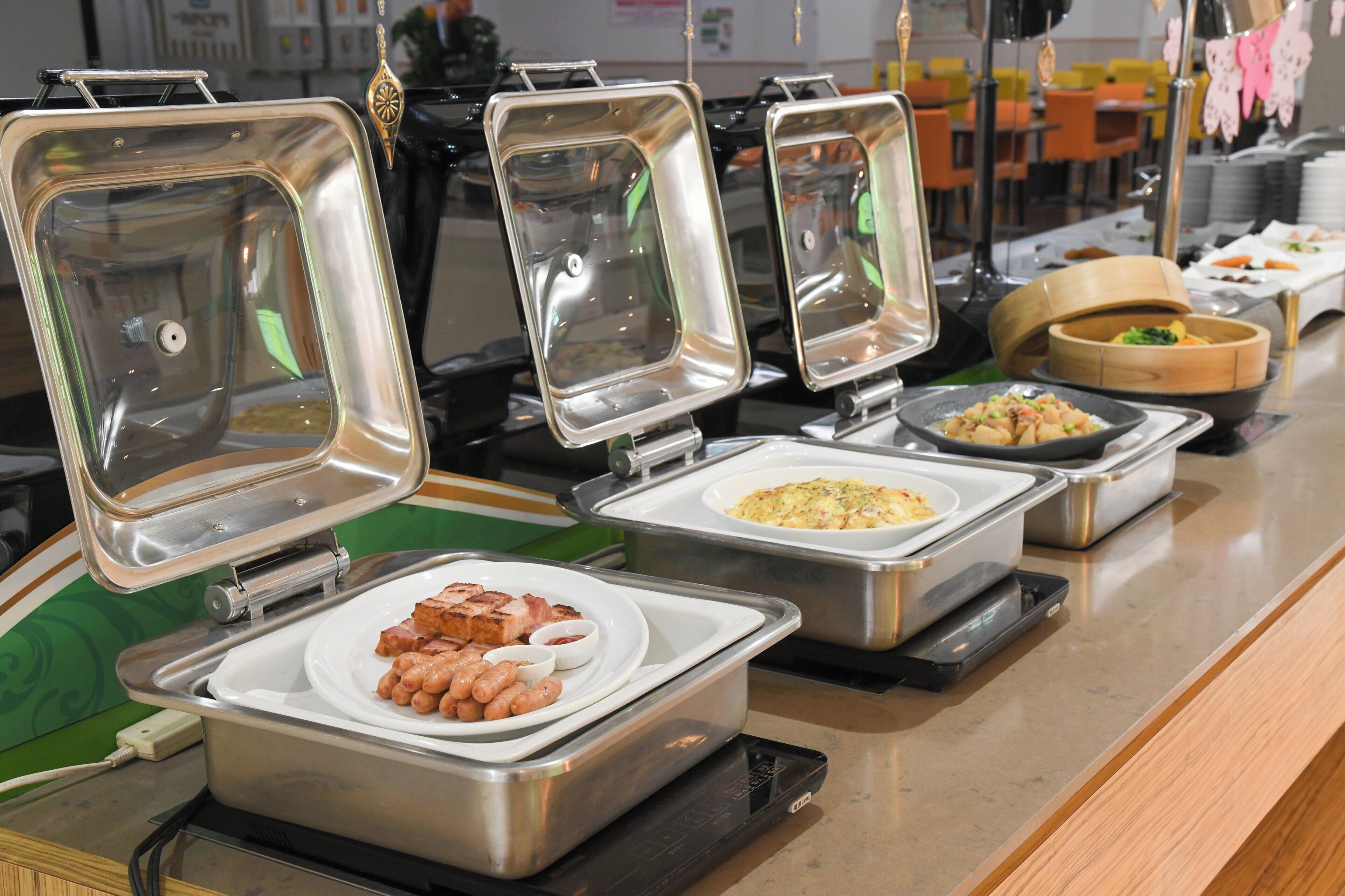 Een buffet met verschillende gerechten en bakken.