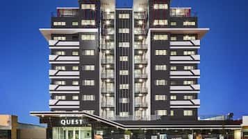 Fachada de la propiedad por la tarde o noche