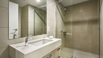 Artículos de tocador gratuitos, secador de pelo, toallas, jabón