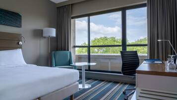 迷你吧、客房内保险箱、办公桌、笔记本电脑工作区