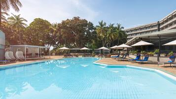 Una piscina al aire libre