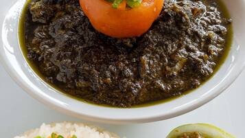 Se sirven desayunos y almuerzos, restaurante con mesas al aire libre