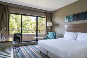 Minibar, in-room safe, desk, laptop workspace - Radisson Blu Mammy Yoko Hotel, Freetown (Freetown)