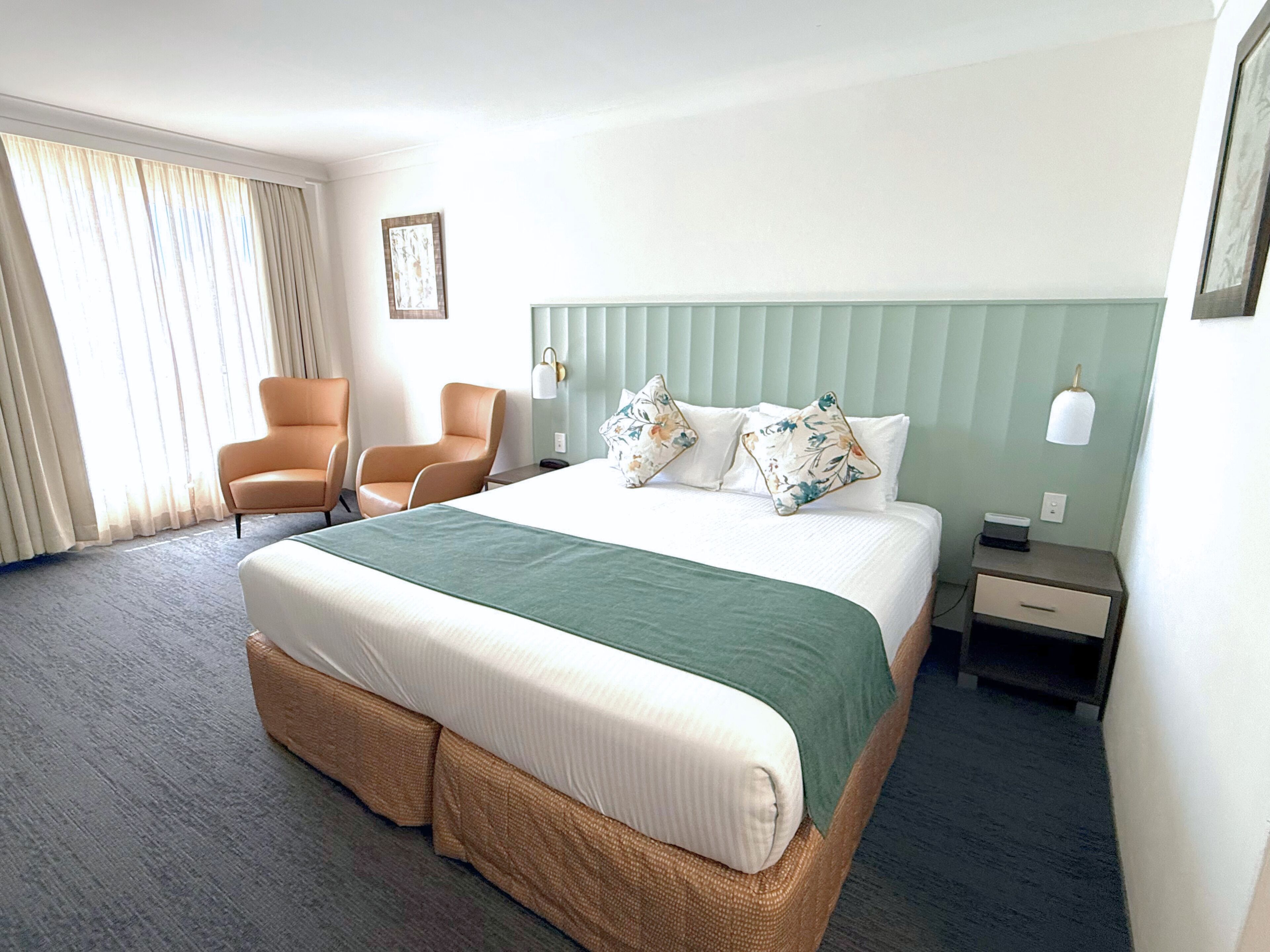 Executive-Studio | Schreibtisch, laptopgeeigneter Arbeitsplatz, Bügeleisen/Bügelbrett