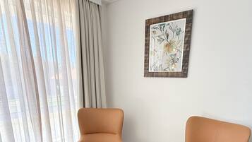 Estúdio executivo | Área de estar | TV LCD 32 polegadas com canais digitais, TV, Netflix