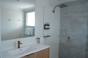 Ducha, artículos de tocador gratuitos, secador de pelo, toallas