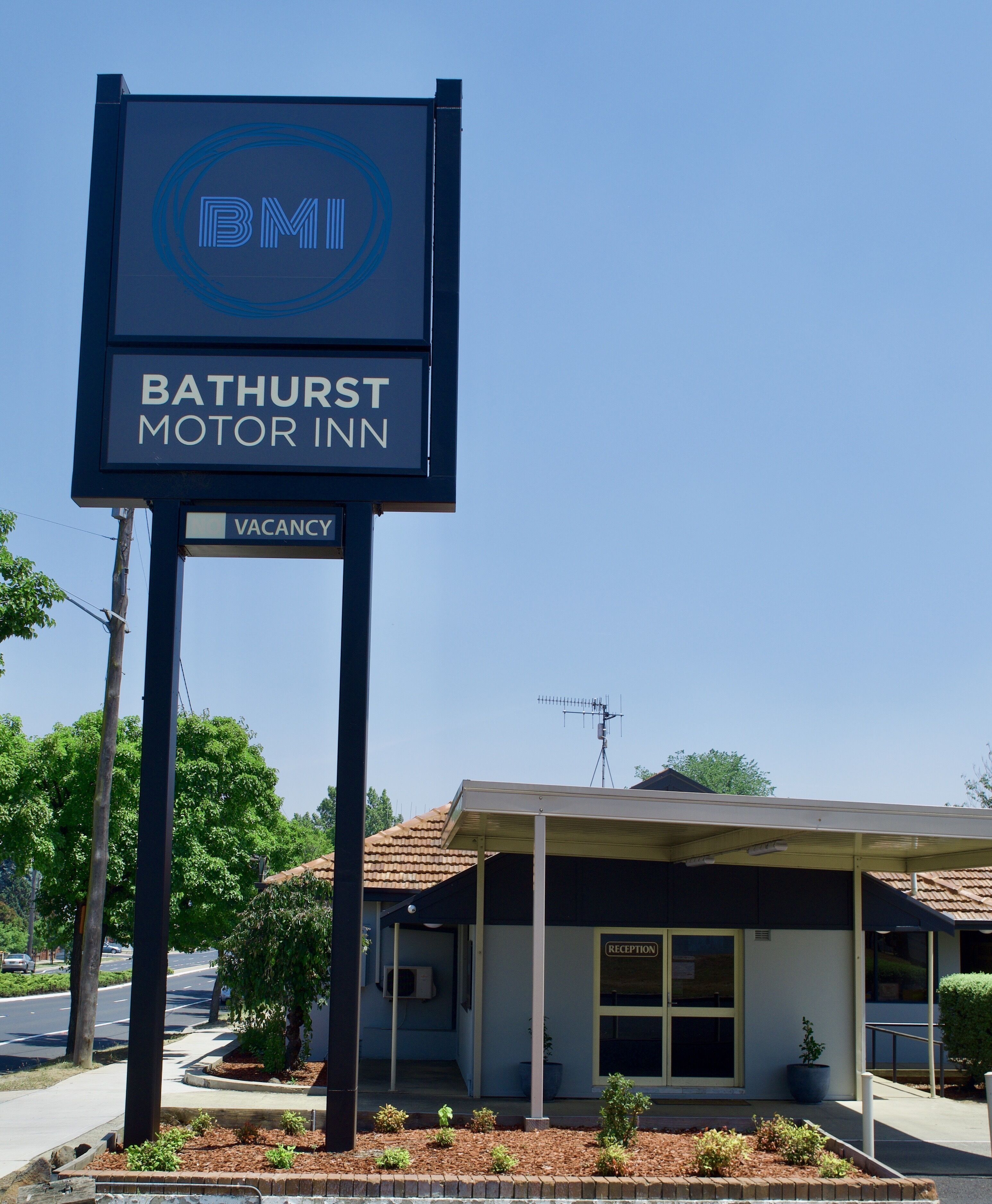 A Bathurst Motor Inn sign with a vacancy notice.