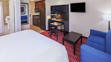Studio Suite, 1 King Bed with Sofa bed | Hypo-allergenic bedding, desk, blackout drapes, iron/ironing board