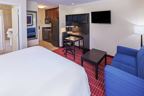 Studio Suite, 1 Tempat Tidur King dengan tempat tidur Sofa | Seprai antialergi, meja kerja, dan tirai kedap cahaya