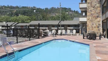 Seasonal outdoor pool, open 10:00 AM to 10:00 PM, pool loungers