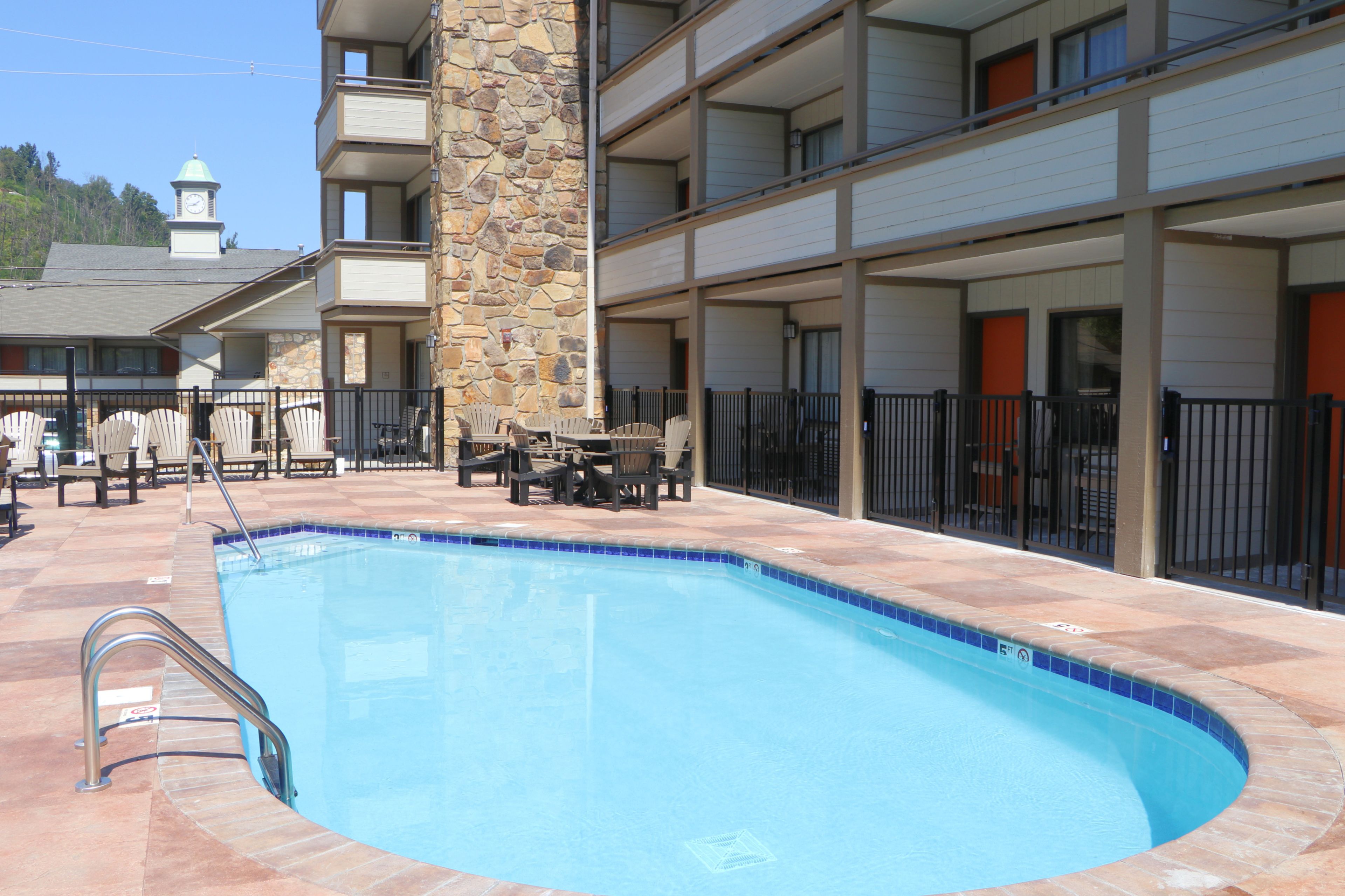 seasonal outdoor pool, open 10:00 am to 10:00 pm, pool loungers