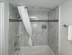 Amenidades de baño gratuitas y toallas