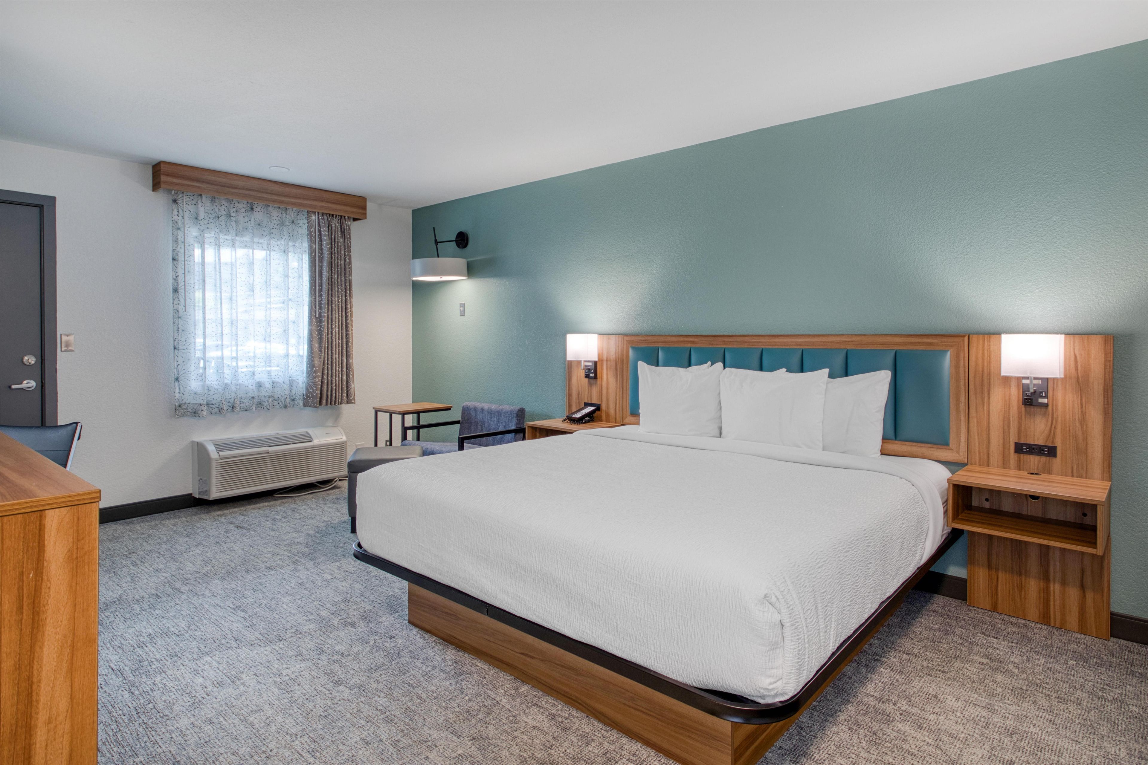 Standard Room, 1 King Bed, Non Smoking | Desk, WiFi (free), bed sheets