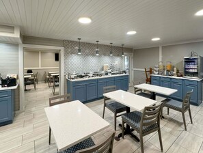 Free daily on-the-go breakfast - Howard Johnson by Wyndham Downtown Gatlinburg (Gatlinburg)