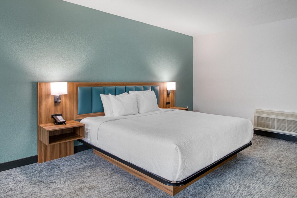 Desk, WiFi (free), bed sheets